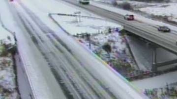 Las principales vías en Minneapolis están cubiertas de nieve.