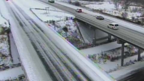 Las principales vías en Minneapolis están cubiertas de nieve.