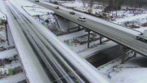 Las principales vías en Minneapolis están cubiertas de nieve.