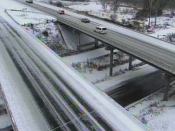 Las principales vías en Minneapolis están cubiertas de nieve.