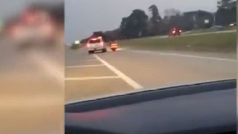 Luego de confrontar a la pareja el conductor agresivo se aleja a toda velocidad.