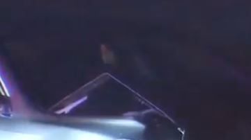 Al caer al pavimento la mujer fue impactada por otro vehículo.