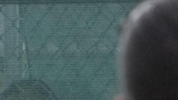 Inmigrantes recluidas caminan en el patio de ejercicio de un centro de detención.