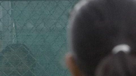 Inmigrantes recluidas caminan en el patio de ejercicio de un centro de detención.