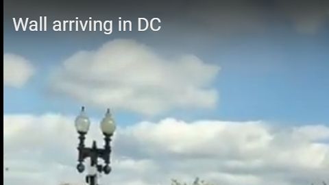 Un pedazo del Muro de Berlín dedicado a Trump llega a Washington DC.
