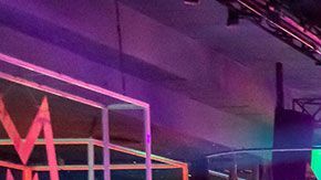 La mujer había llegado al club con unos amigos para relajarse.