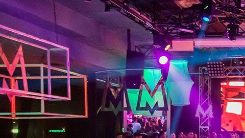 La mujer había llegado al club con unos amigos para relajarse.