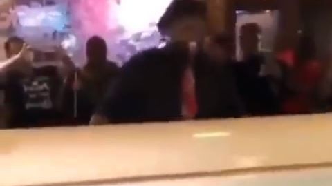 El novio destapa el ataúd que había en medio del salón para darle paso a su mujer.