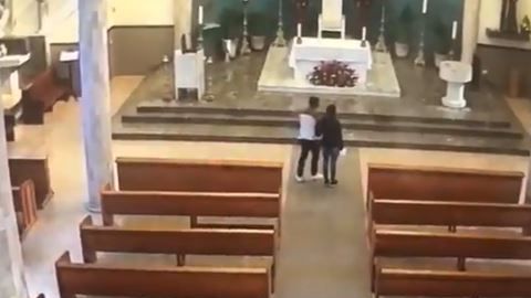 La pareja tuvo el descaro de persignarse antes de cometer el atraco.