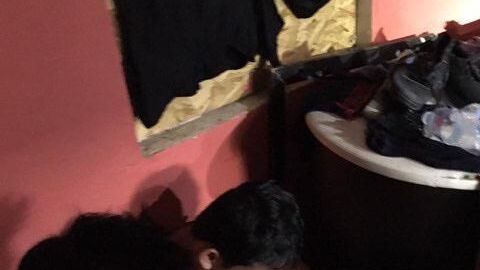 Los inmigrantes estaban hacinados en la vivienda.