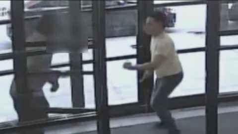 La pelea captada por cámaras de seguridad