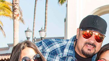 Pepe Aguilar con su familia.