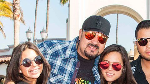 Pepe Aguilar con su familia.