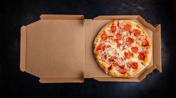 Imagen de una pizza completa.