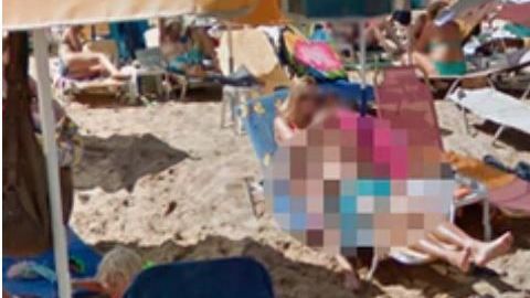 A los amorosos poco les importó que hubiera mucha gente a su alrededor.