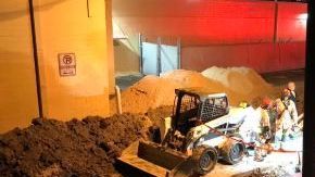 El plomero quedó enterrado en las instalaciones de un centro comercial.
