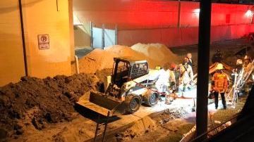 El plomero quedó enterrado en las instalaciones de un centro comercial.