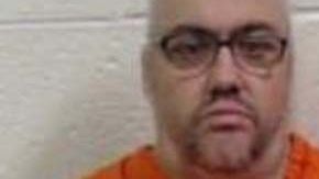 Everett Whitt, de 46 años, enfrenta varios cargos.