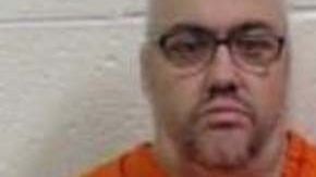 Everett Whitt, de 46 años, enfrenta varios cargos.