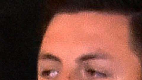 Jeanine Áñez posa  con la Biblia tras asumir la presidencia interina de Bolivia.