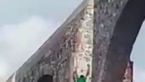 El hombre se lanzó de más de 110 pies de altura.