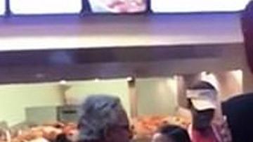 Le fue muy mal al racista.