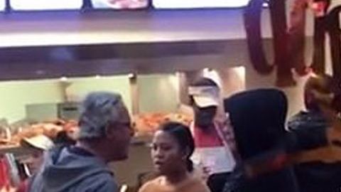 Le fue muy mal al racista.