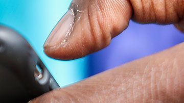 La mujer utilizaba sus encantos para engañar a sus víctimas.