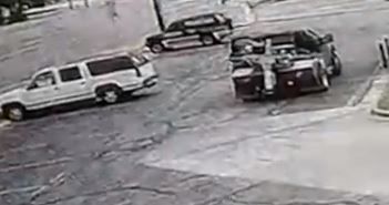 En el video se observa al conductor llevarse el vehículo.
