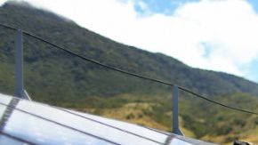 Un trabajador limpia los paneles en un parque de energía solar.