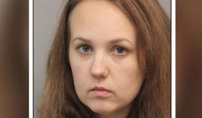 Mariah Davis-Webster, de 30 años, agredió al hombre.