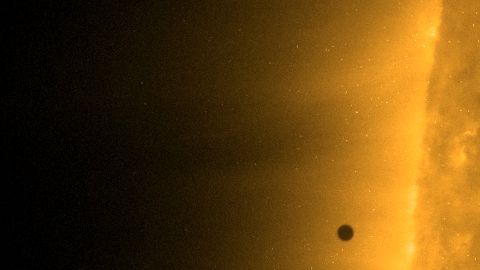 Captura de pantalla de un video de NASA que muestra a Mercurio acercándose al Sol.