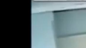 La captura de pantalla muestra cuando el alguacil sujeta a la niña.