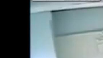 La captura de pantalla muestra cuando el alguacil sujeta a la niña.