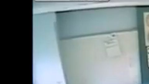 La captura de pantalla muestra cuando el alguacil sujeta a la niña.