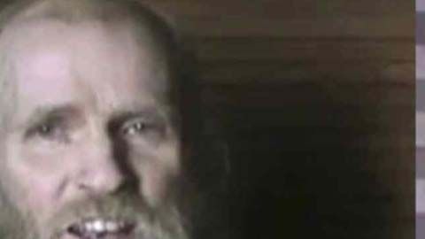 Kevin King, a la izquierda, en una imagen de 2016 durante su secuestro, y Timothy Weeks fotografiado haciendo una declaración ante la cámara en 2017.