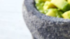 Los tacos dorados son famosos por su textura crujiente y suculentos rellenos. ¡Prepararlos en casa es de lo más sencillo!