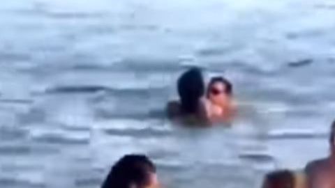 La pareja no se preocupó porque hubiera personas a su alrededor.