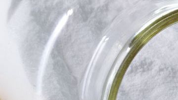 El bicarbonato de sodio es un ingrediente que no puede faltar en el hogar, se le atribuyen grandes usos, es económico y es el ingrediente base de extraordinarios remedios caseros.