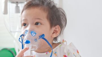 Foto genérica de un niño con una enfermedad respiratoria.