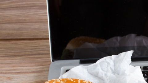 Limita el consumo de comidas rápidas a ocasiones especiales. Opta por preparar alimentos caseros ¡Es la mejor forma de cuidar tu salud!