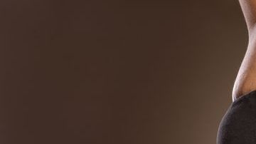 La alimentación juega un papel clave en la aparición de la celulitis, evita llevar una vida sedentaria y aumenta la ingesta de líquidos e infusiones naturales.