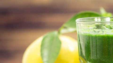 El consumo de jugos verdes es la mejor manera de aumentar las defensas del organismo y bajar de peso de manera natural.