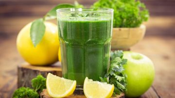 El consumo de jugos verdes es la mejor manera de aumentar las defensas del organismo y bajar de peso de manera natural.
