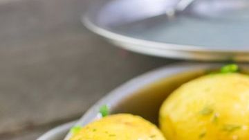 Evita refrigerar y congelar las papas, siempre será mejor mantenerlas en un lugar oscuro y fresco.