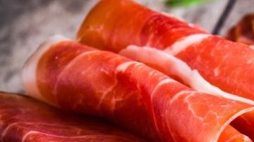 El jamón es uno de los productos estrellas de la gastronomía española y forma parte de las carnes frías más famosas en todo el mundo.
