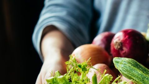 La mayoría de los alimentos antiinflamatorios se destacan por su alto contenido en antioxidantes, fibra, vitaminas y minerales.