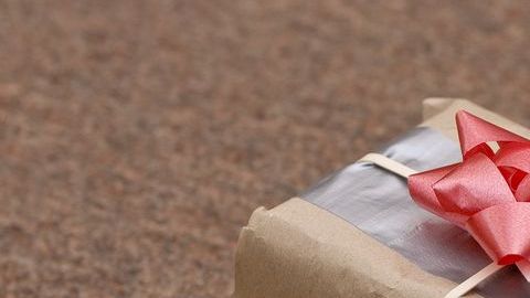 Reciclar regalos es económico y hasta ecológico.