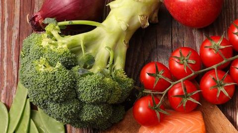 Una de los principales valores de la dieta mediterránea se destaca por el uso de ingredientes de temporada, como los vegetales frescos, el aceite de oliva y los pescados.