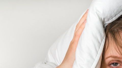 Las infusiones herbales son el mejor aliado para tratar el insomnio a largo plazo, complementario es indispensable llevar una alimentación equilibrada, realizar actividad física y controlar el estrés.